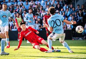 セルタ戦の前半、ゴールを決めるフライブルクの鈴木唯人=ビゴ(共同)