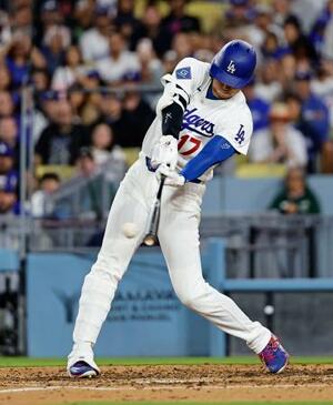 米大リーグ、レンジャーズ戦の5回、右前打を放つドジャース・大谷翔平。昨季から44試合連続出塁とし、イチロー(マリナーズ)がマークした日本勢最長記録を更新した=10日、ロサンゼルス(共同)