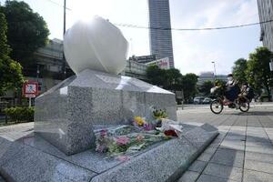 池袋の暴走事故現場近くの慰霊碑。75歳以上の運転免許自主返納は事故が起きた19年をピークに減少傾向だ=21年9月
