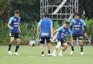 FC東京戦に向けて練習する選手たち=千葉市