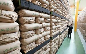 政府備蓄米を保管している倉庫=2月、埼玉県内