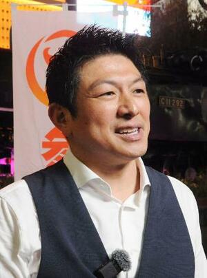 記者団の取材に応じる参政党の神谷代表=1日午後、東京都港区