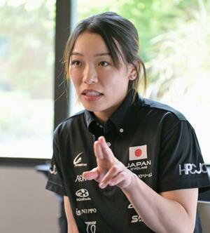 自転車トラック種目の世界選手権開幕を前に、意気込みを語る佐藤水菜=21日、サンティアゴ(共同)