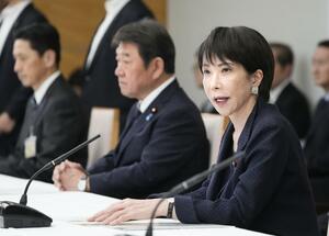 北朝鮮による拉致被害者家族と面会し、あいさつする高市首相（右）＝２３日午後、首相官邸