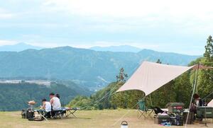 青空の下、キャンプを楽しむ家族連れ。自然と眺めを堪能できる=十日町市清田山
