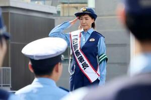 大阪・南署の一日署長に就任した高島礼子さん=8日午前、大阪市中央区