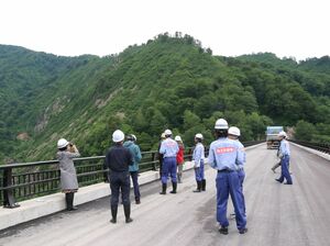 八十里越道路で行われた報道機関向けの現地説明会=三条市下田地域