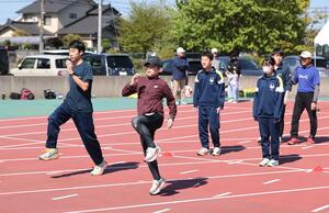 村上市の陸上の認定地域クラブ「ＭａＡＣ」。幅広い年代が参加している＝胎内市