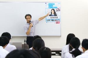 三条商業高校の生徒へ向けて講話する蓮池薫さん=2日、三条市田島2