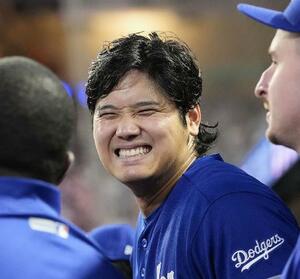 米大リーグ、ツインズ戦の９回、ベンチで笑顔を見せるドジャースの大谷翔平選手＝２４日、ミネアポリス（共同）