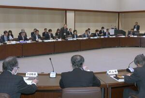 2024年度の県教育委員会の施策が説明された全県教育長会議=4月15日、新潟市中央区