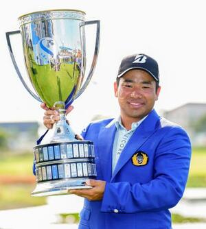 通算18アンダーで優勝し、トロフィーを手に笑顔の比嘉一貴=ジャック・ニクラウスGC(共同)