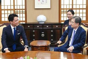 韓国の趙顕外相(右)と会談する小泉農相=11日、ソウル(共同)