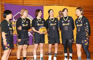三条ビーターズ女子チームの(左から)成瀬智慧さん、新垣ももさん、竹内あかりさん、石倉利佳さん、鈴木唯香さん、田畑春那さん=三条市荒沢