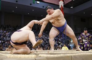 大の里(右)が押し倒しで王鵬を下す=福岡国際センター