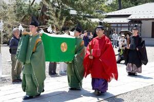 出雲大社で始まった「大祭礼」で、本殿に御幣物を運ぶ天皇陛下の使者一行=14日午前、島根県出雲市