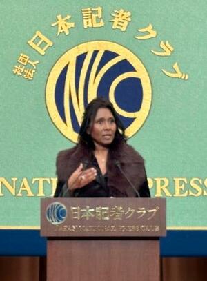 記者会見する米AP通信のデイジー・ビーラシンガム社長兼CEO=12日午後、東京・内幸町の日本記者クラブ