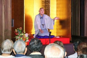 軽妙な語り口で聴衆の笑いを誘う春風亭鯉づむさん=長岡市塚野山