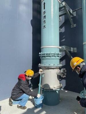 万博会場周辺の下水で感染症調査をする作業員ら=1月、大阪市(大阪健康安全基盤研究所提供)