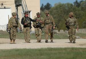 　ドイツ南部で訓練する米軍兵士ら＝４月３０日（ゲッティ＝共同）