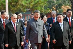 抗日戦争勝利80年記念行事に出席した中国の習近平国家主席(中央)とロシアのプーチン大統領(左)、北朝鮮の金正恩朝鮮労働党総書記=3日、北京(タス=共同)