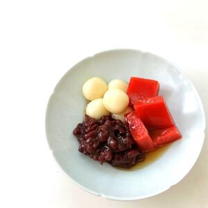 子どもの頃からイチゴは生のままより、火を加えて食べるのが好きです。実家から届いた越後姫を寒天にしてあんみつに