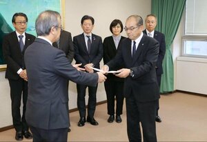 花角英世知事（手前左）に要望書を手渡す連合新潟の小林俊夫会長（手前右）＝１２日、県庁