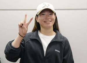 スノーボード・ハーフパイプの「ザ・スノーリーグ」でシーズン覇者となり、帰国した冨田せな＝２３日、羽田空港