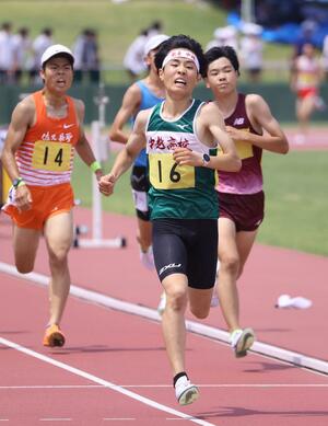 陸上 男子5000メートル トップでフィニッシュし優勝した丸山展(中越)=福井県営陸上競技場