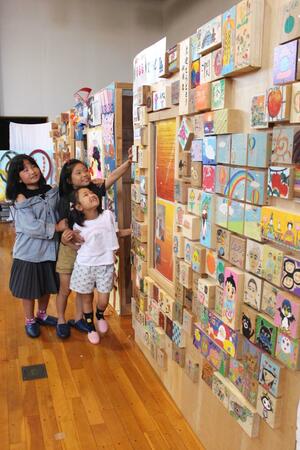 施設の利用者や地域住民の作品を張り合わせたウォールアート=25日、長岡市寺泊下桐