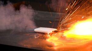 リチウムイオン電池を使ったモバイルバッテリーの発火実験(製品評価技術基盤機構提供)