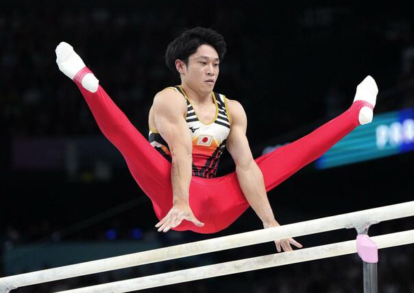 男子種目別平行棒決勝　演技する谷川航＝パリ（共同）