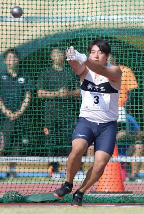男子ハンマー投げ決勝　４位入賞を果たした中川冬夢（新津工）＝６月１３日、デンカスワンフィールド