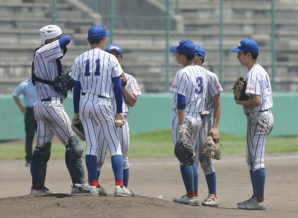 新発田中央－佐渡総合　７回、ピンチの場面でマウンドに集まる佐渡総合の選手たち＝新発田市五十公野公園野球場