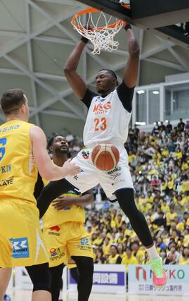 香川－新潟　Ｂ３第１節第３日　第４位クオーター、ムトンボがシュートを決め５７－６９＝高松市