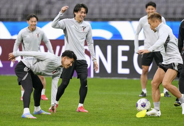 サッカーＷ杯アジア最終予選のオーストラリア戦に向け、最終調整する細谷（左手前）ら＝パース（共同）