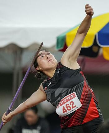 女子やり投げで６２メートル８７をマークし優勝した北口榛花＝デンカビッグスワン