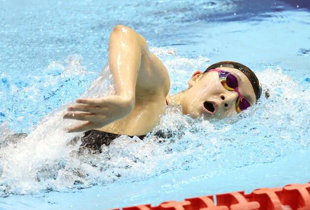 女子４００メートル自由形　優勝した佐藤花帆（新潟第一）＝１７日、長岡市のダイエープロビスフェニックスプール