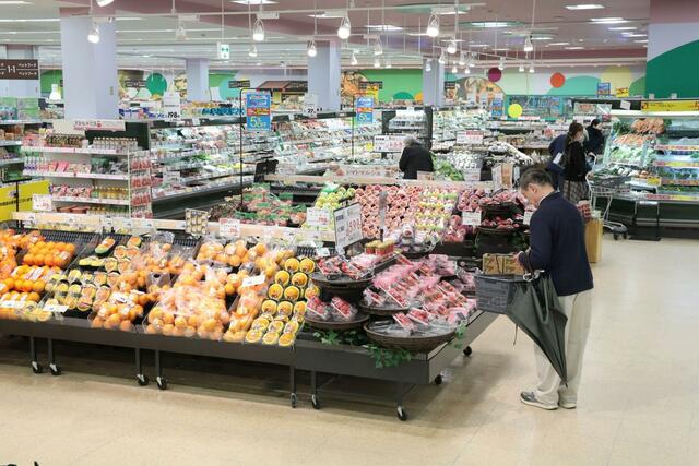 「清水フードセンター」としての営業最終日を迎えたとやの店=28日、新潟市中央区