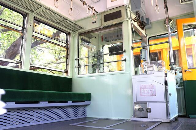 座席シートや塗装も新調された旅客車「モハ１０形」の車内＝新潟市南区月潟