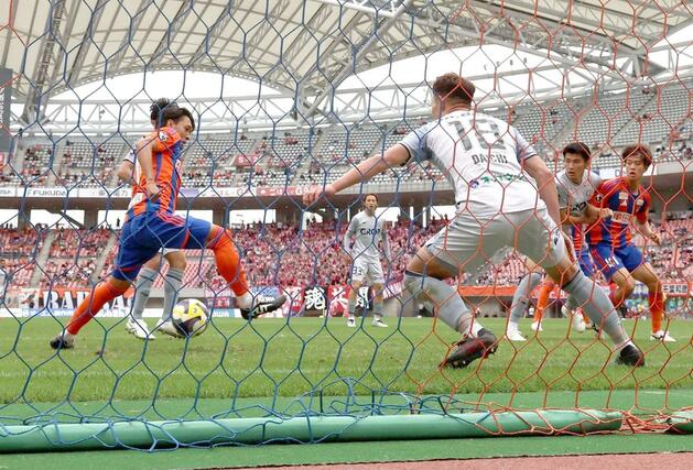 新潟-岡山 後半、白井永地がシュートを決め1-1=ビッグスワン