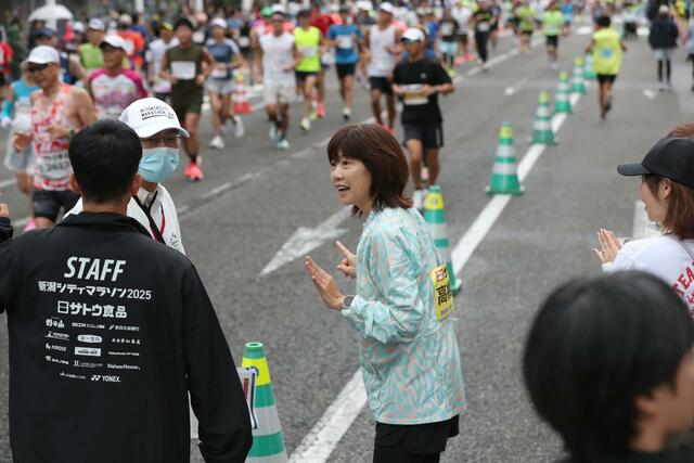 ランナーを応援する高橋尚子さん=12日、同市中央区
