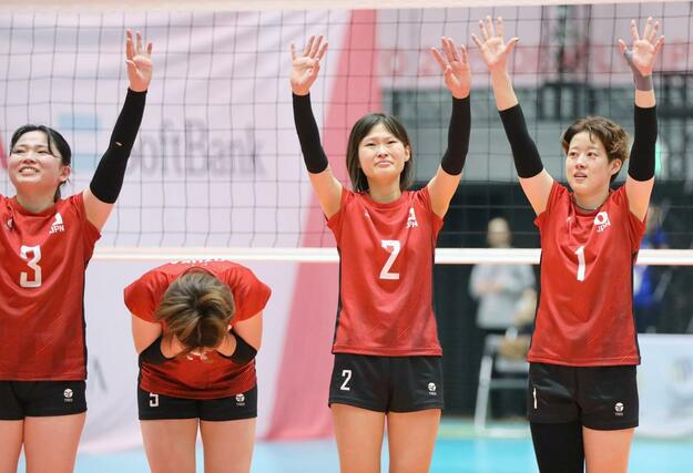 準決勝の勝利後、感極まった表情で観客席に向かってあいさつする岡田夕愛（右から二人目）＝２３日、東京都の駒沢体育館