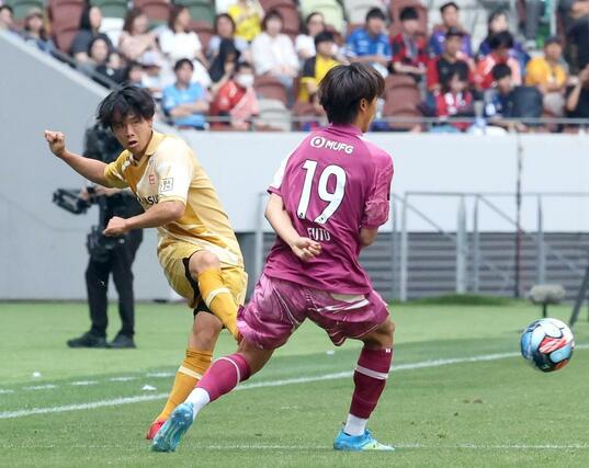 Ｊ２・Ｊ３西Ａ組－Ｊ２・Ｊ３西Ｂ組　中央にボールを送る藤原奏哉＝ＭＵＦＧ国立