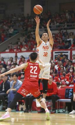 岩手－新潟　第４クオーター、シュートする池田雄一＝５月１８日、盛岡タカヤアリーナ