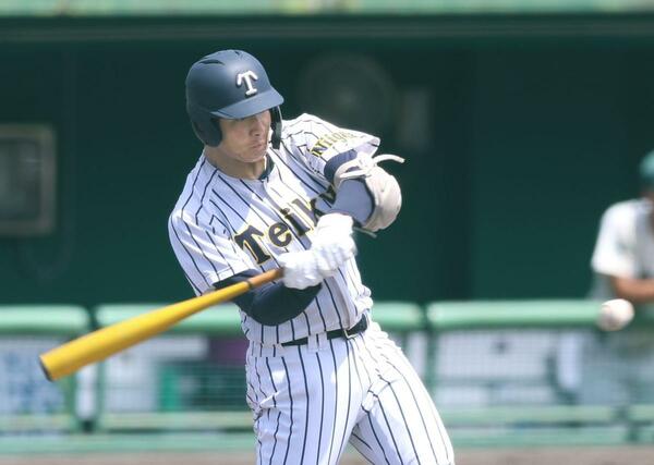 新発田農－帝京長岡　六回裏２死走者なしで右中間に二塁打を放つ帝京長岡の茨城佑太＝長岡市悠久山　