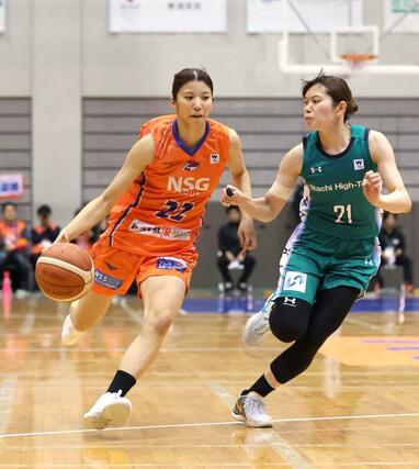 新潟－日立ハイテク　第３クオーター、ドリブルを仕掛ける森田真衣＝２５日、新潟市鳥屋野総合体育館