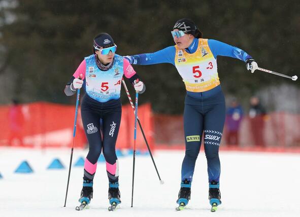 女子２０キロリレー　３走小島弥星（右・新潟経営大）がアンカー宮下美幸（日大）にタッチ＝１７日、青森県大鰐町