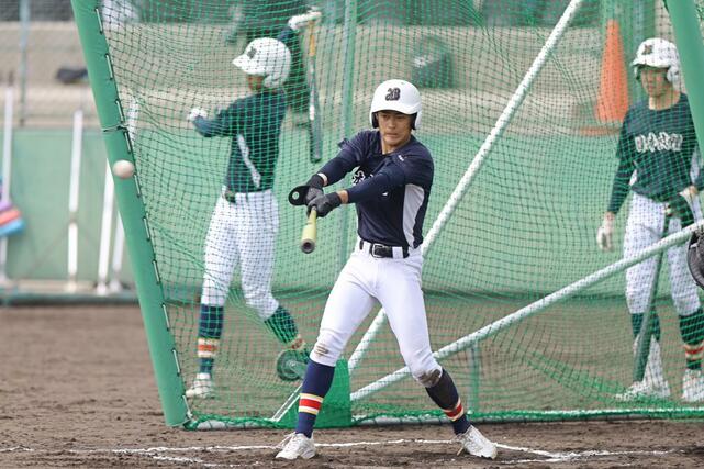 初戦の高知農戦へ向け、調整する日本文理の選手たち=20日、兵庫県西宮市