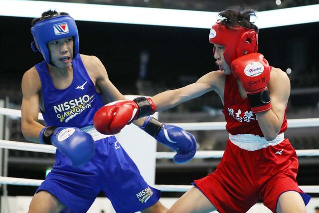 ピン級準々決勝　攻めの姿勢を貫く開志学園の沖海星（右）＝佐賀県ＳＡＧＡサンライズパーク